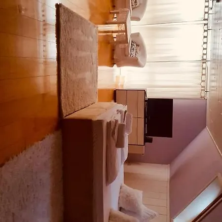Eine Grozugige Und Helle Haus Appartamento